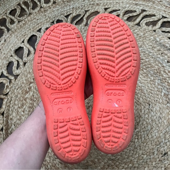 Crocs Malindi Slip On Flats Size 7 Orange Sling Back Drop Cut Outs Round Toe - Picture 3 of 3